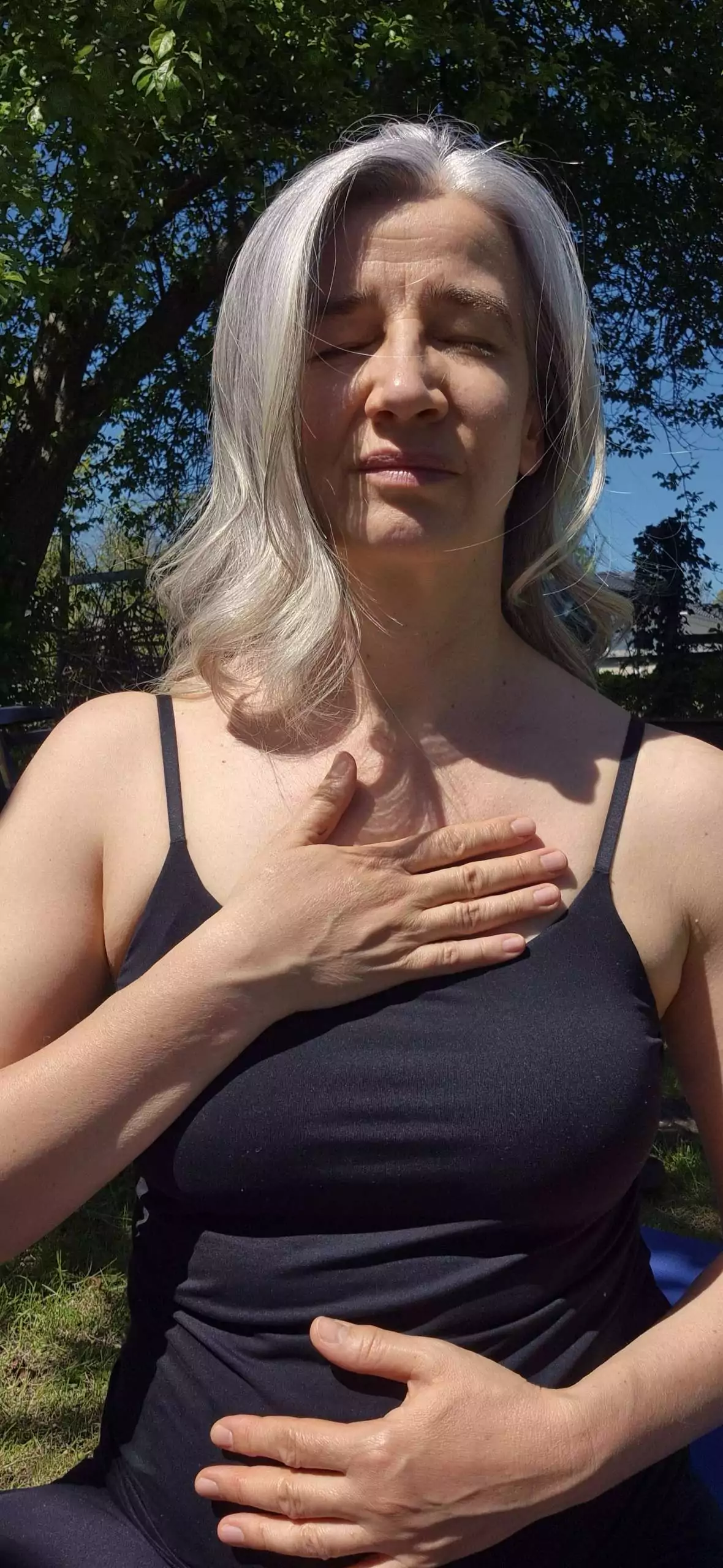Anja Piekarz bei einer achtsamen Atemübung im Freien